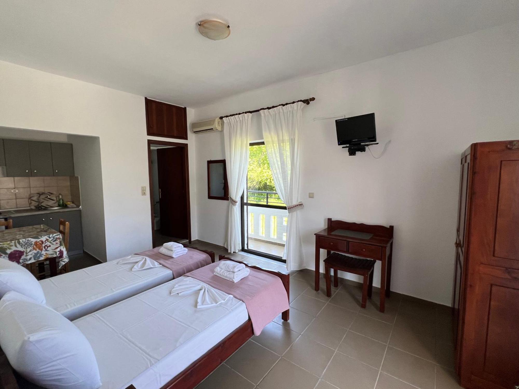 קליבס Zourpos Studios & Apartments מראה חיצוני תמונה
