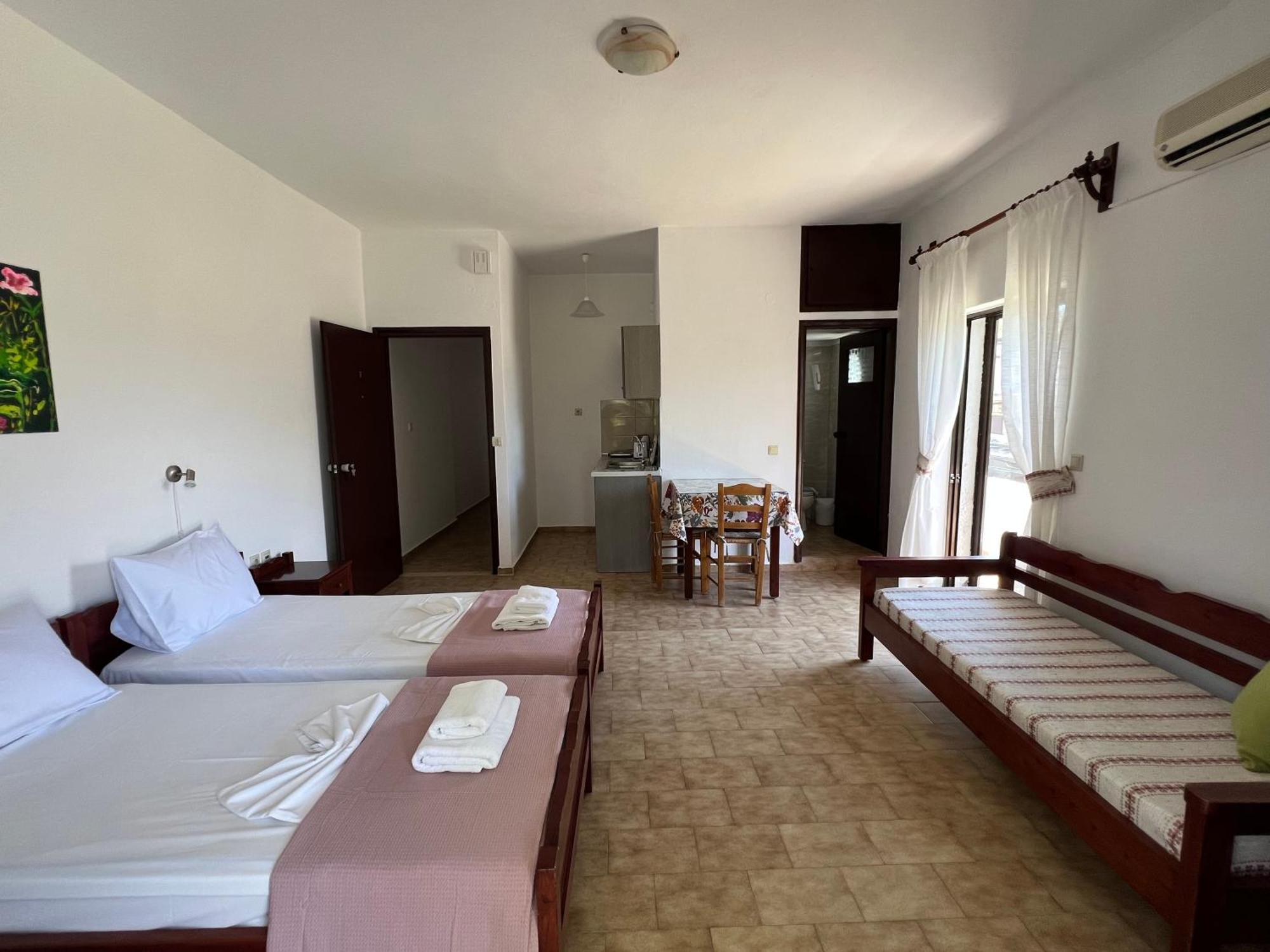 קליבס Zourpos Studios & Apartments מראה חיצוני תמונה