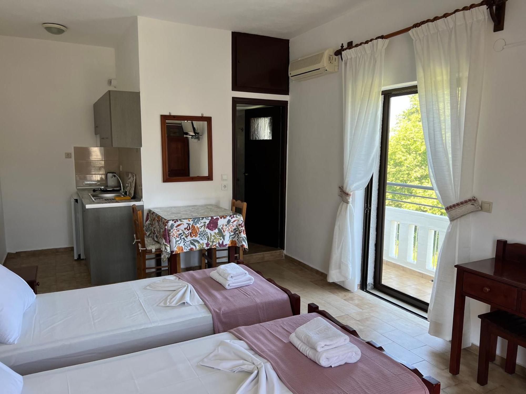 קליבס Zourpos Studios & Apartments מראה חיצוני תמונה