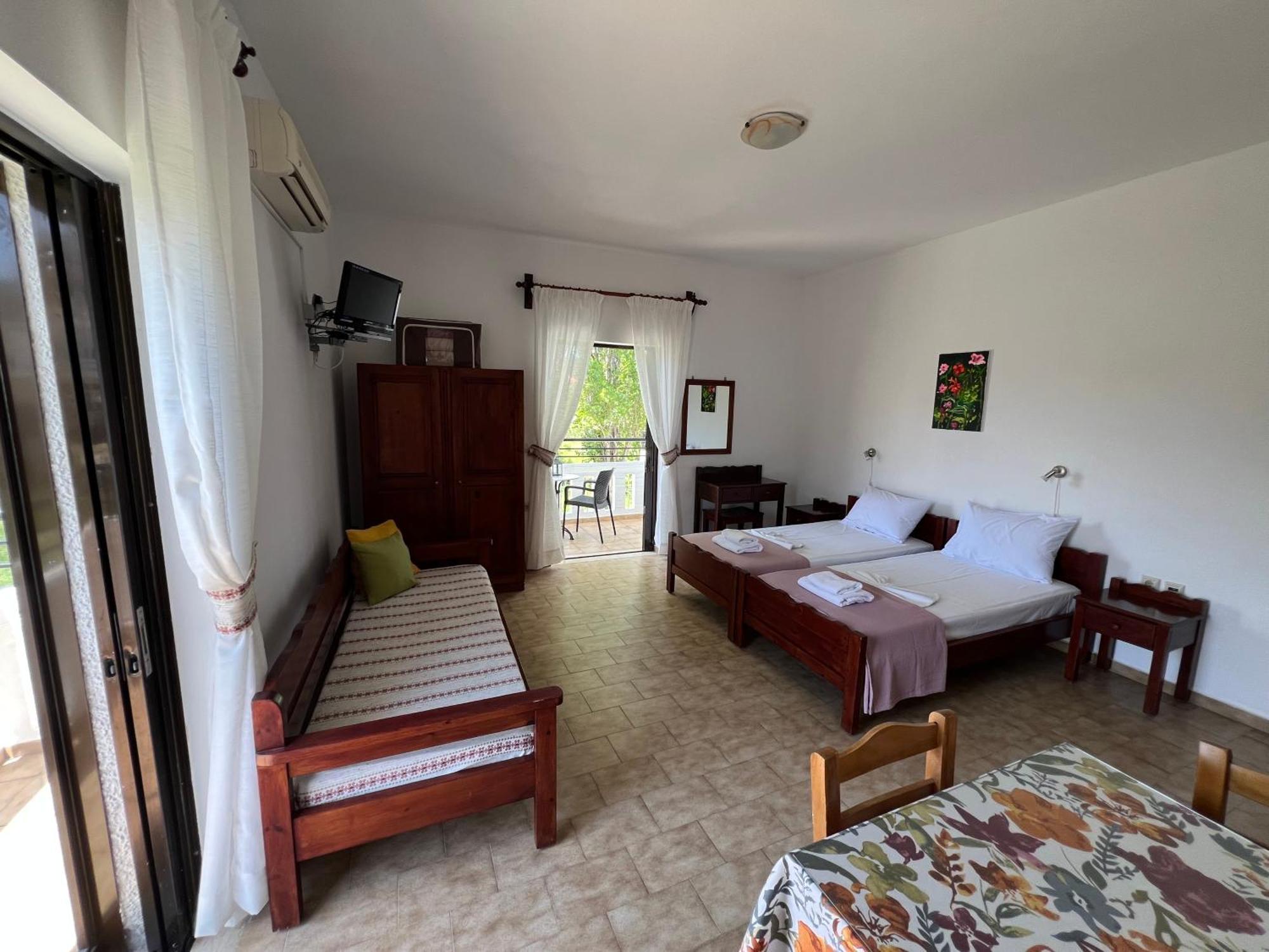 קליבס Zourpos Studios & Apartments מראה חיצוני תמונה