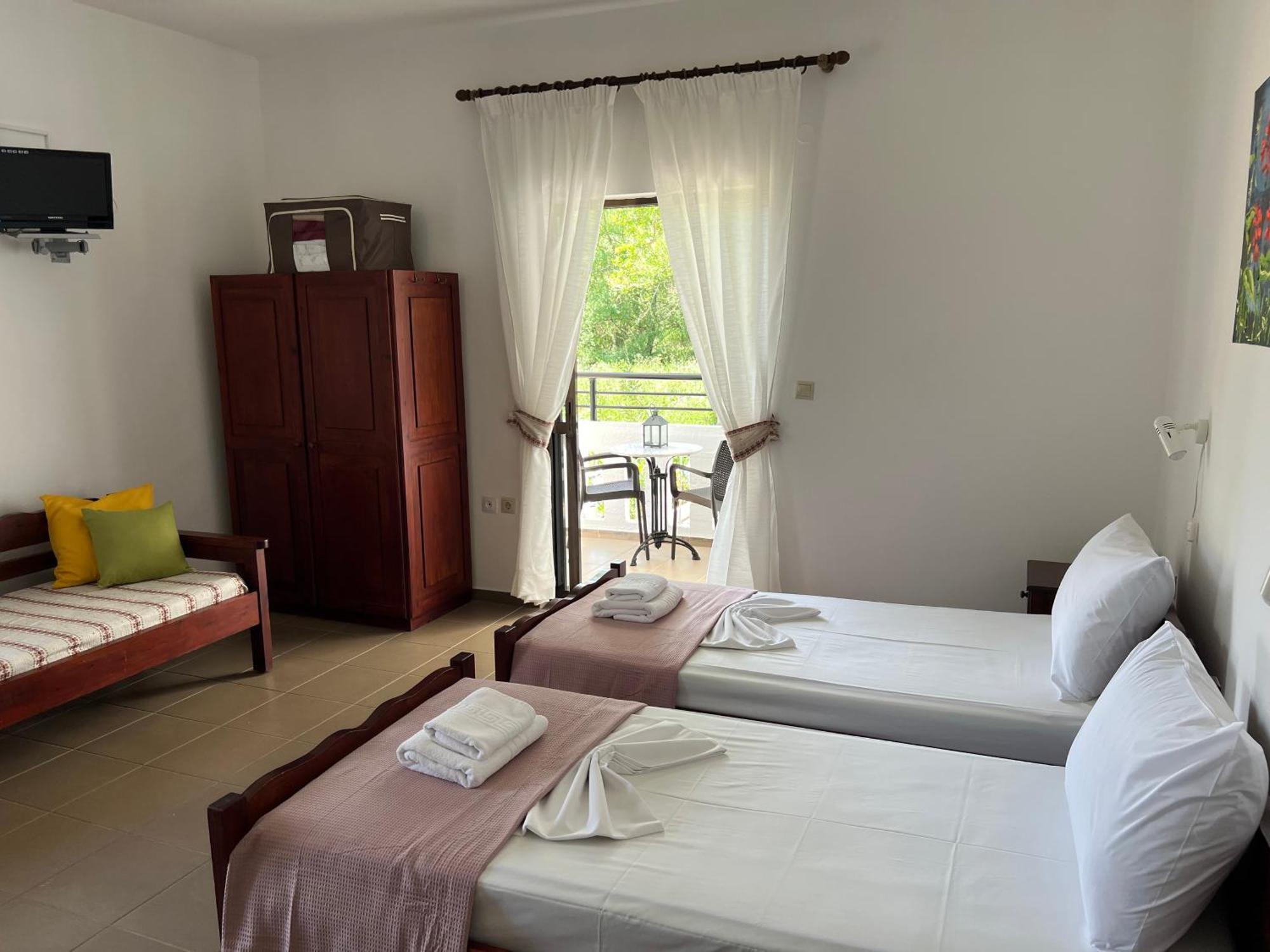 קליבס Zourpos Studios & Apartments מראה חיצוני תמונה