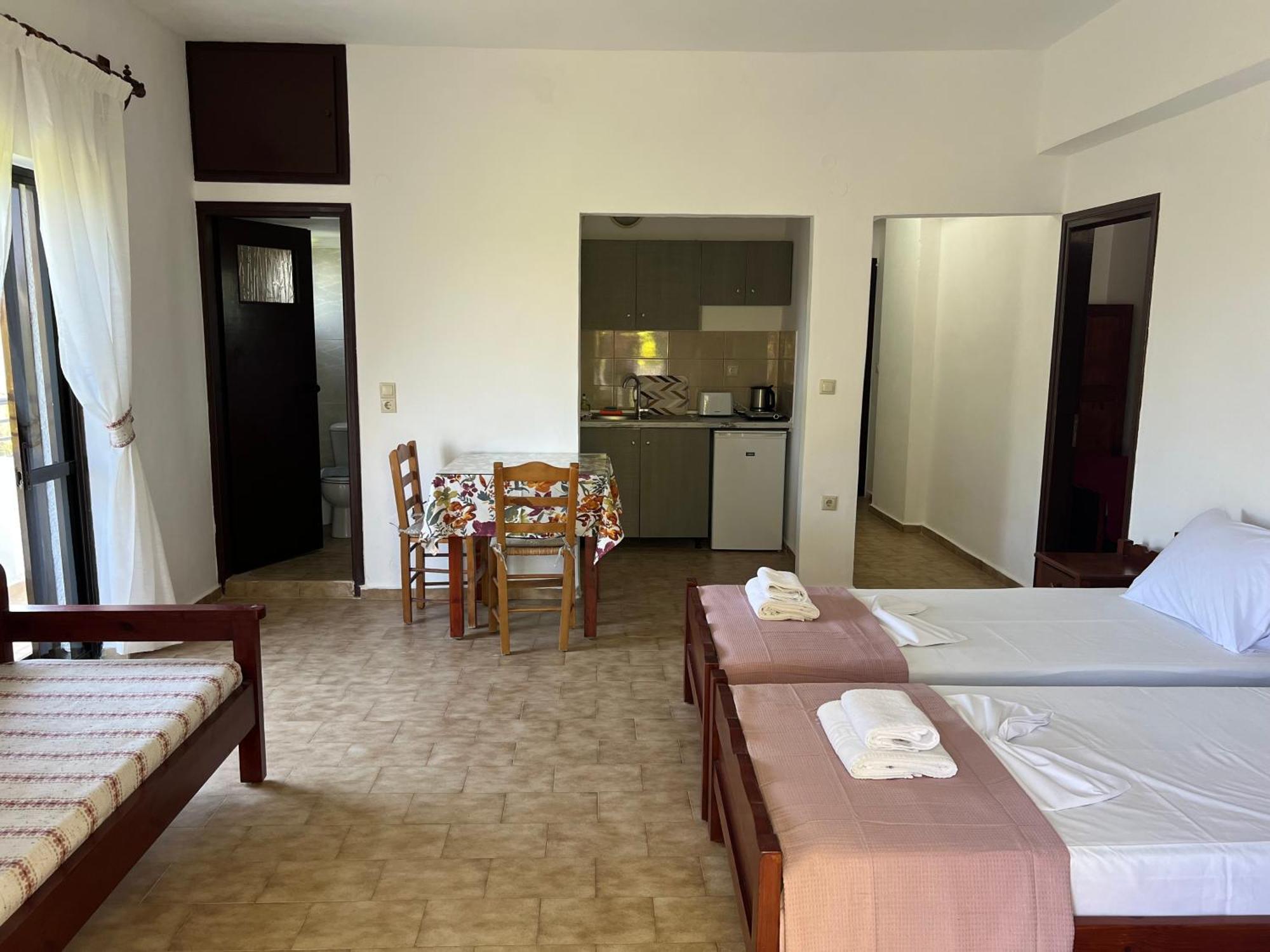 קליבס Zourpos Studios & Apartments מראה חיצוני תמונה