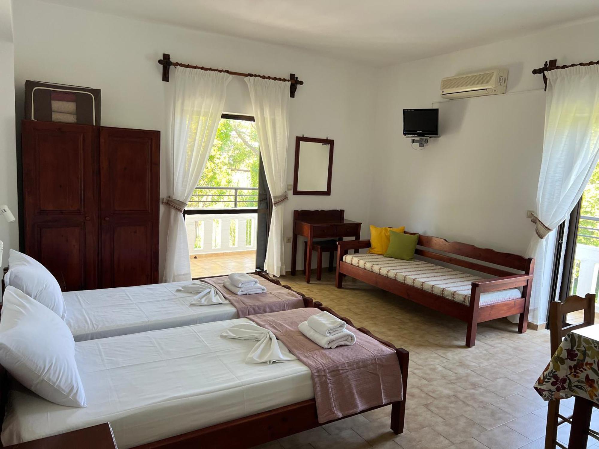 קליבס Zourpos Studios & Apartments מראה חיצוני תמונה