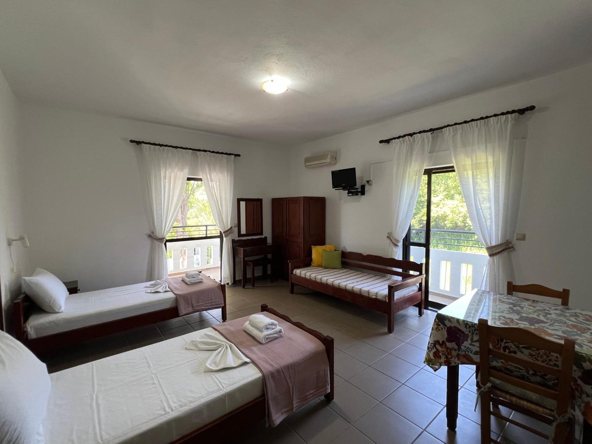 קליבס Zourpos Studios & Apartments מראה חיצוני תמונה