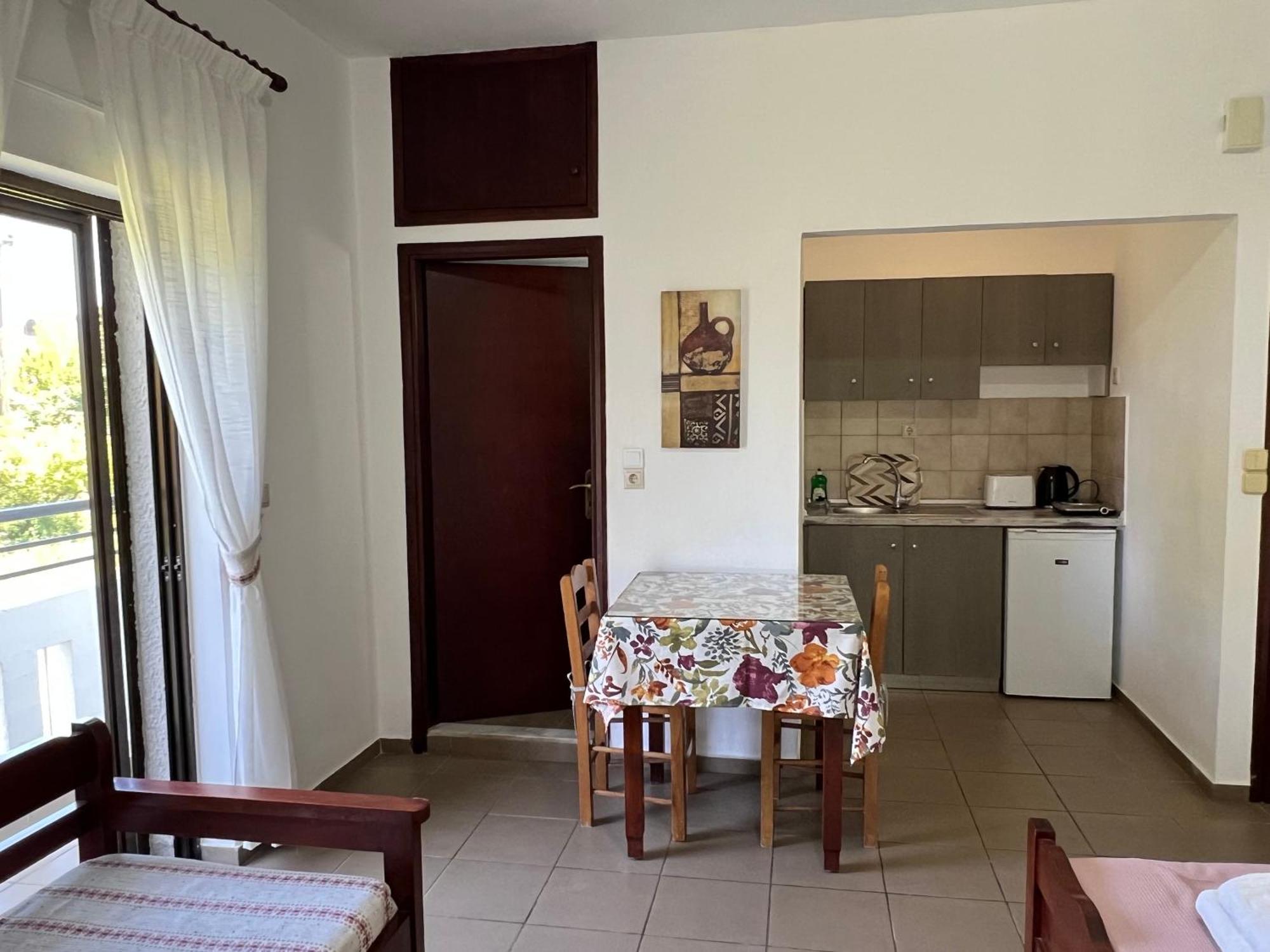 קליבס Zourpos Studios & Apartments מראה חיצוני תמונה